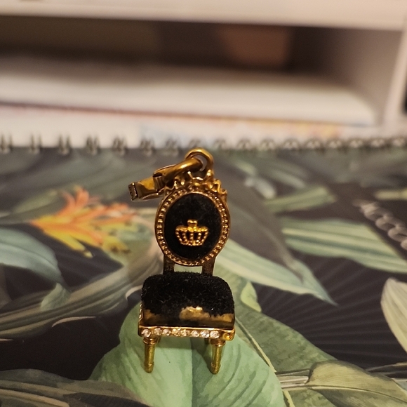 Elegant Black and Gold Chair Charm - Picture 2 of 4